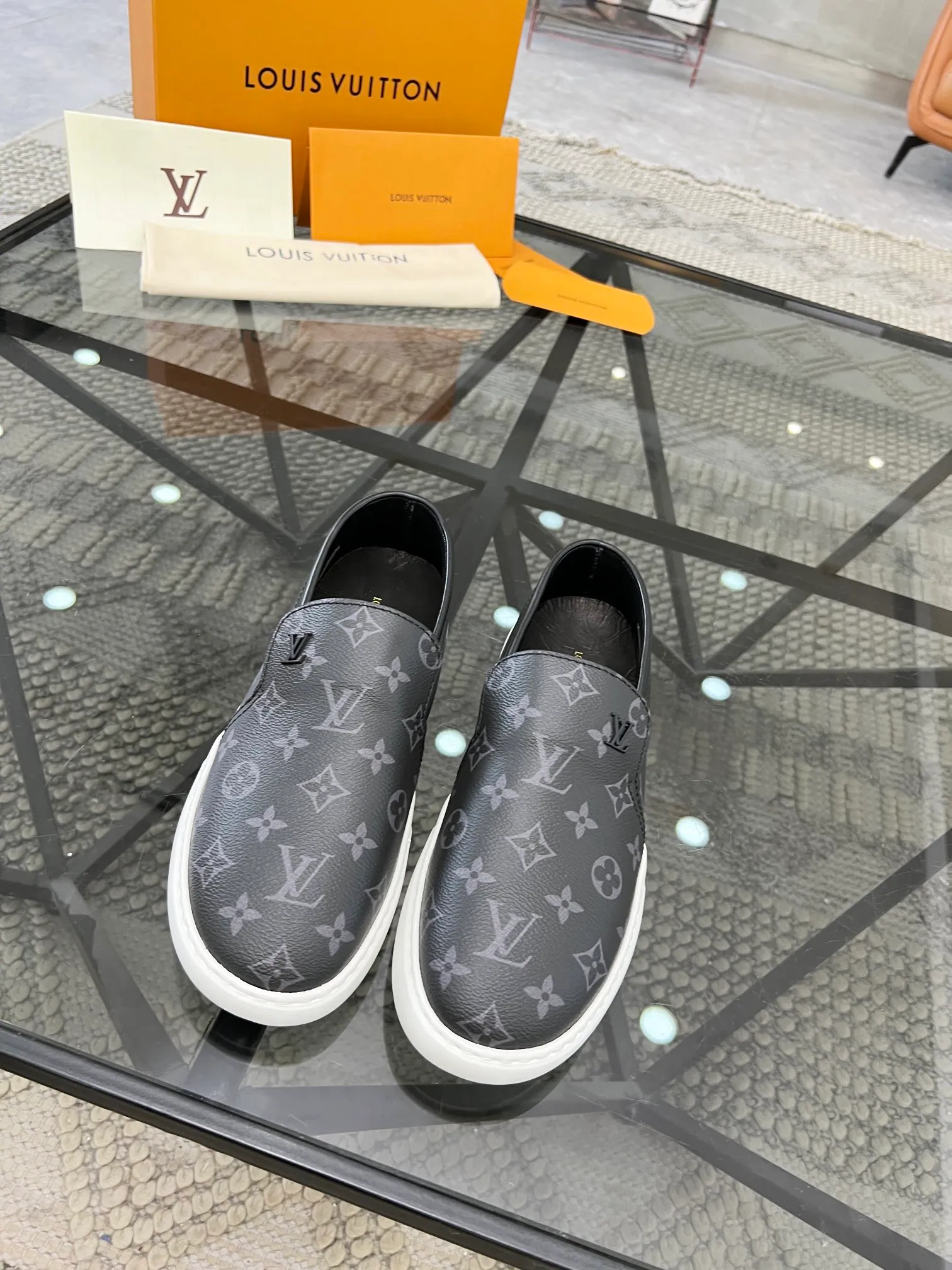 Factory price: 520💰 LV🔍Top purchasing agent🇮🇹 Road The most popular sneakers are available at the same time in the super popular sports shoe counters. The uppers are made of Italian original imported cowhide fabric. The classic and generous layout is a must-have for fashionistas. The complex craftsmanship is perfectly reproduced. The imported soft water-dyed cowhide lining is padded. The soles are: original soles specially provided by the factory. The exclusive foamed molded soles are super comfortable. The original factory follows the order. 🔍🔍High quality. You can go in and out of the counter at will. Welcome to compare. Size 39-45 (38 can be ordered)
